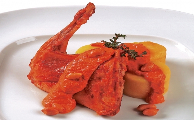 Cuyes o conejo en salsa de maní